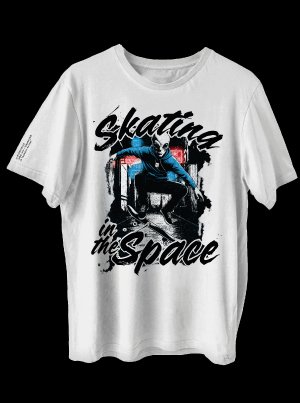 Un diseño gráfico en una camiseta blanca que muestra a un alienígena (GH) con sudadera azul haciendo un truco de skate en un entorno urbano nocturno, rodeado por el texto "Skating in the Space" en una tipografía dinámica de estilo pincel.