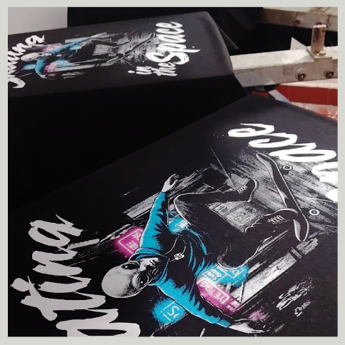 Detalle de serigrafía en camiseta oversize de algodón alien skater GuaHapen