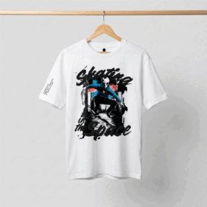 Camiseta oversized blanca con diseño de alien haciendo skate y texto Skating in the Space.