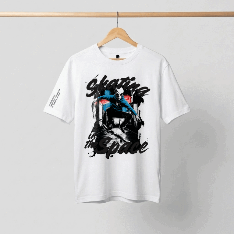 Camiseta oversized blanca con diseño de alien haciendo skate y texto Skating in the Space.