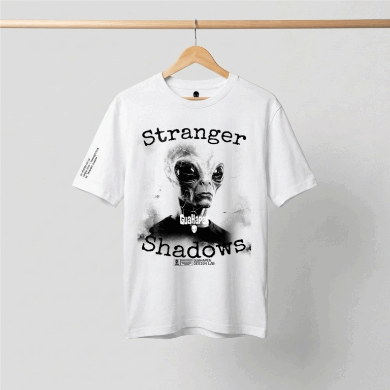 Camiseta oversized blanca con diseño de alien.