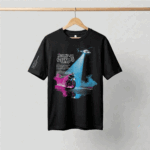 Camiseta oversized negra con diseño de alien cacería neón.