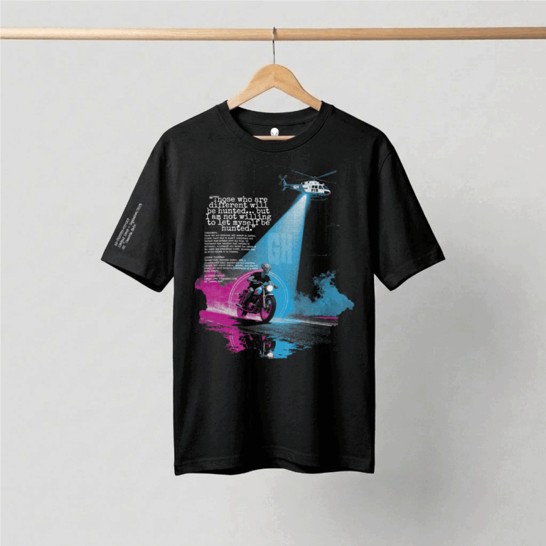 Camiseta oversized negra con diseño de alien cacería neón.