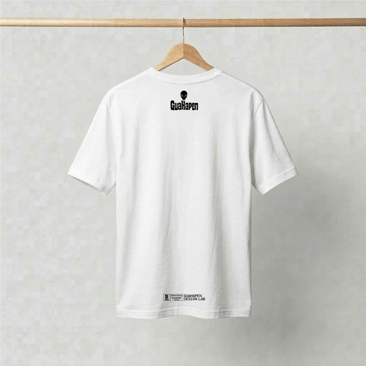 Camiseta oversized blanca con diseño de alien haciendo skate y texto Skating in the Space.