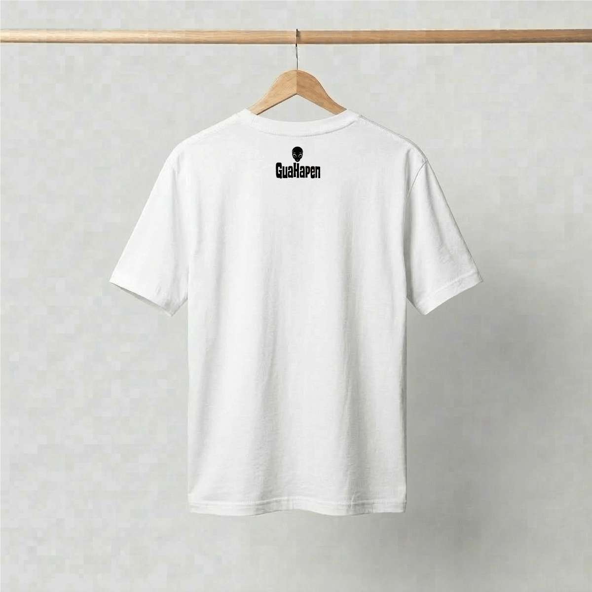 Camiseta oversized blanca con diseño de alien y texto Stranger Shadows.