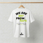 Camiseta blanca oversized We are not from here diseño posterior GuaHapen