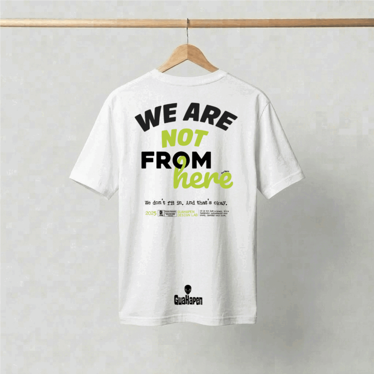 Camiseta blanca oversized We are not from here diseño posterior GuaHapen