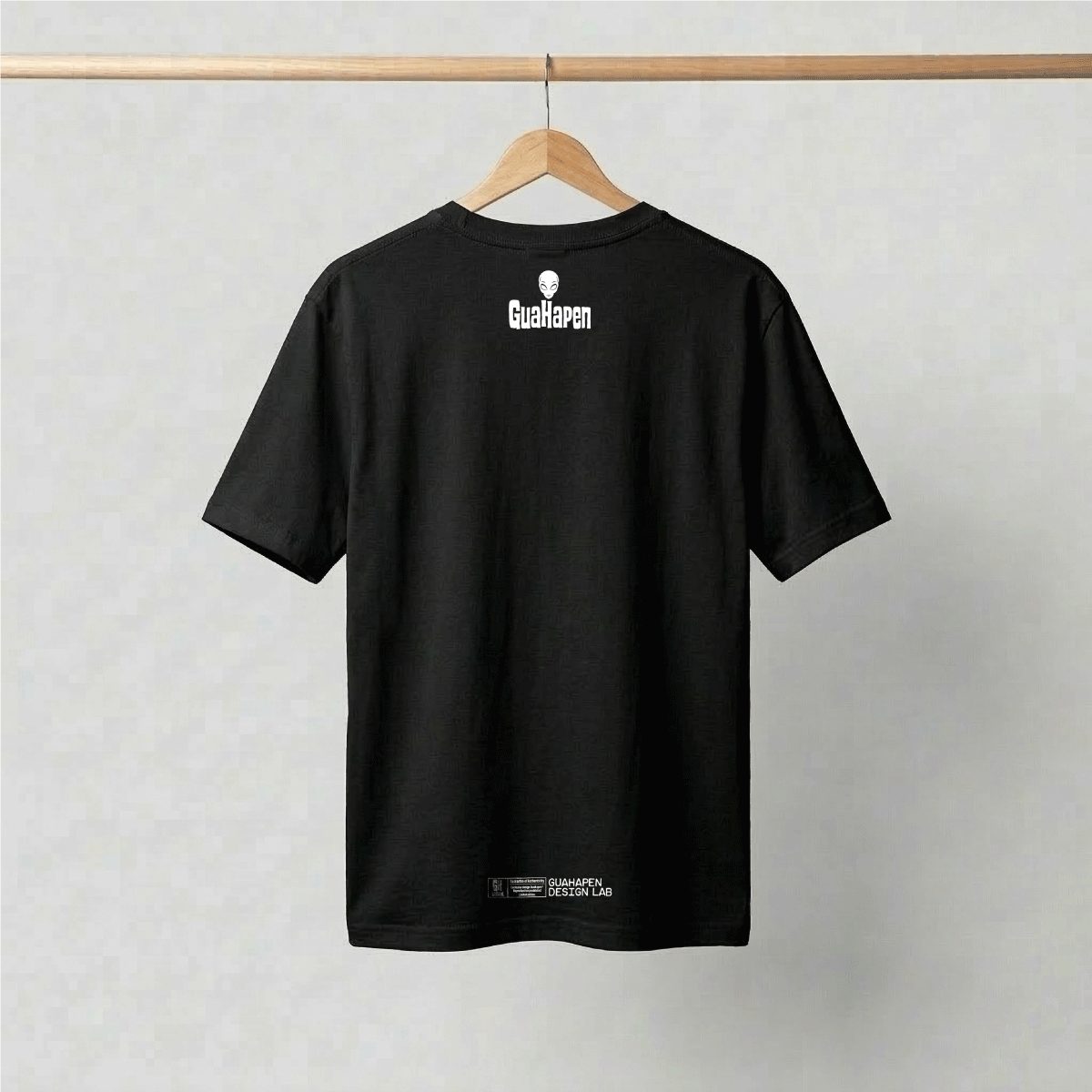 Camiseta oversized negra con diseño de alien cacería neón.