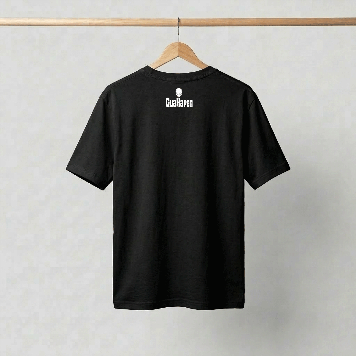 Camiseta oversized negra con diseño de alien.