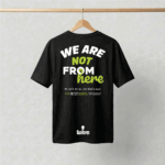 Diseño posterior camiseta negra oversized We are not from here GuaHapen con letras verdes