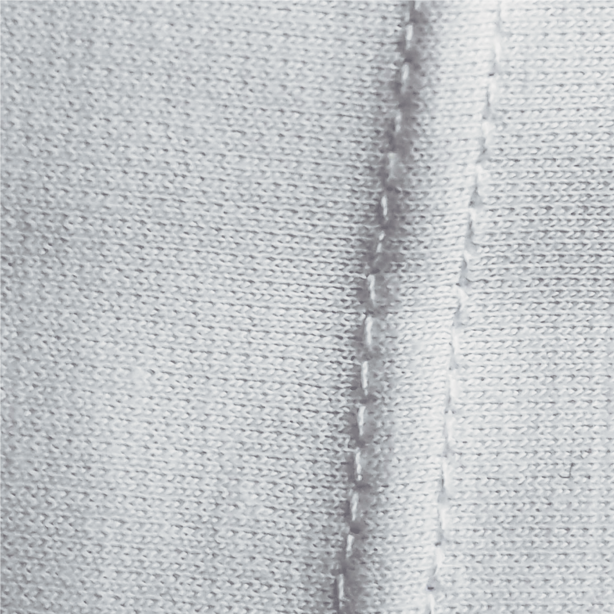 Camiseta oversized blanca con diseño de alien y texto Stranger Shadows.