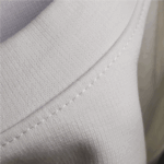 Detalle de costura y cuello en rib de camiseta blanca oversized GuaHapen