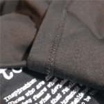 Camiseta oversized negra con diseño de alien cacería neón.