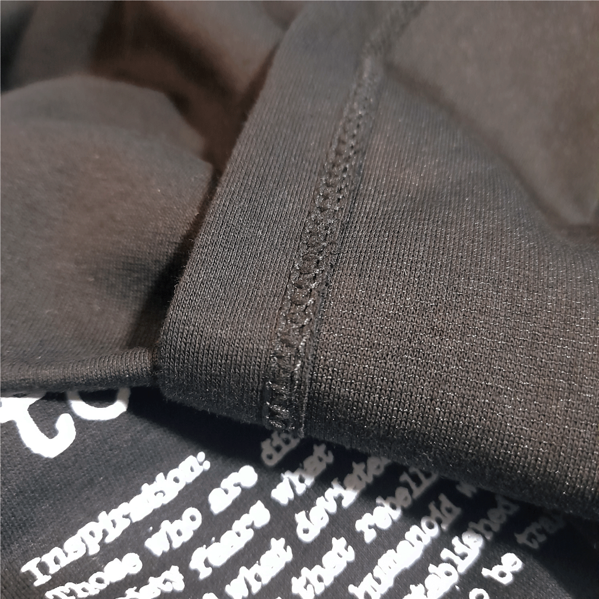 Camiseta oversized negra con diseño de alien cacería neón.