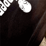 Detalle de costura y cuello en rib de camiseta negra oversized GuaHapen