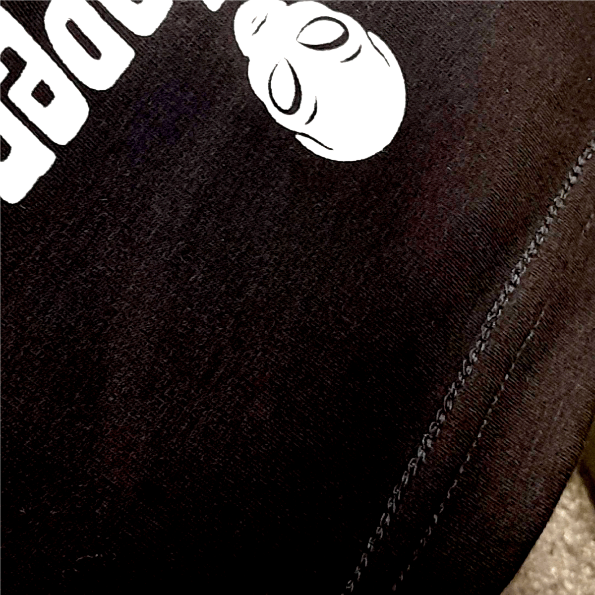 Detalle de costura y cuello en rib de camiseta negra oversized GuaHapen