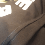 Detalle de costura y cuello en rib de camiseta negra oversized GuaHapen