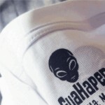 Detalle de costura y cuello en rib de camiseta blanca oversized GuaHapen