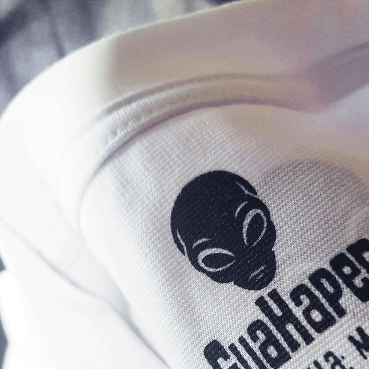 Detalle de costura y cuello en rib de camiseta blanca oversized GuaHapen