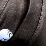 Detalle de costura y cuello en rib de camiseta negra oversized GuaHapen