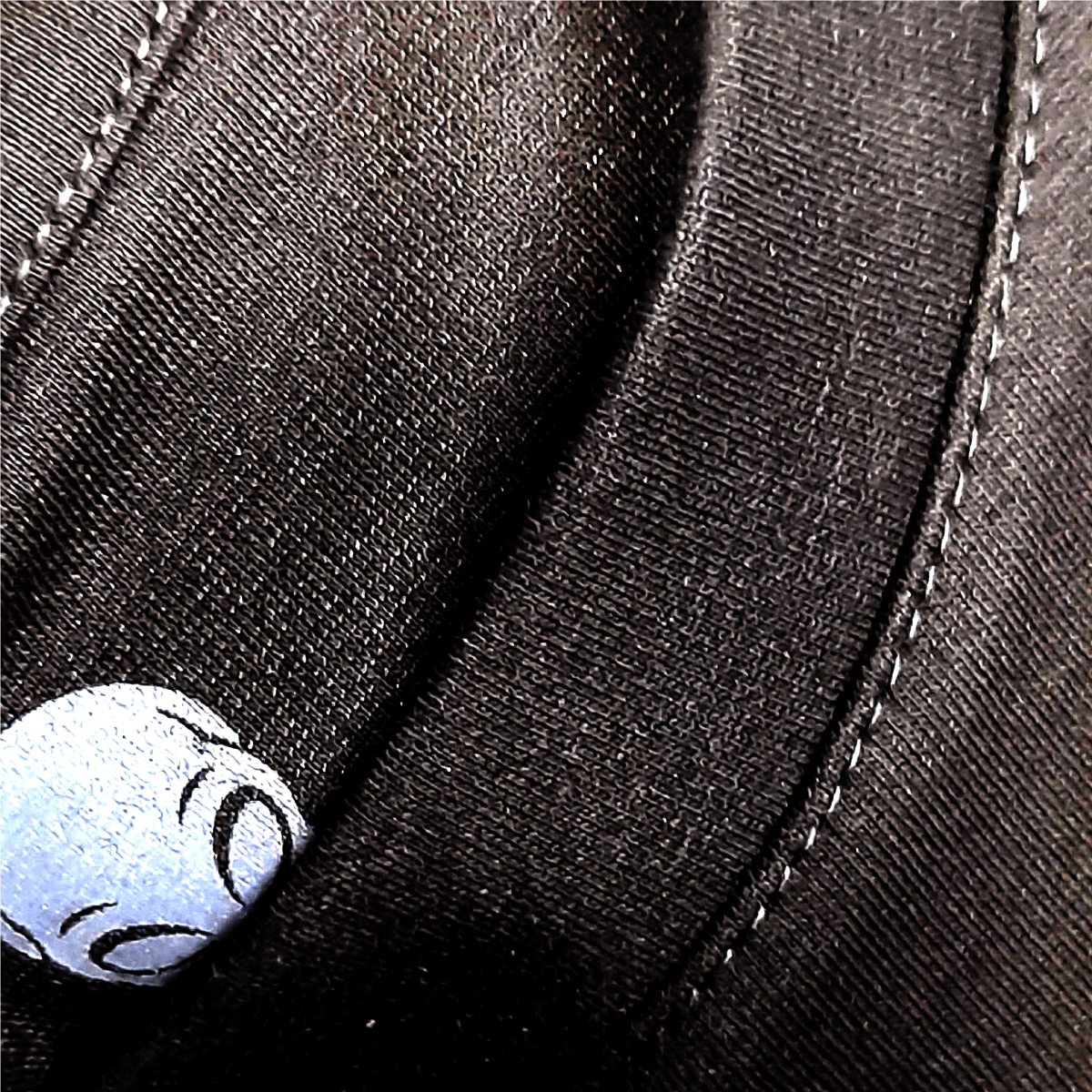 Detalle de costura y cuello en rib de camiseta negra oversized GuaHapen