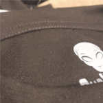 Detalle de costura y cuello en rib de camiseta blanca oversized GuaHapen