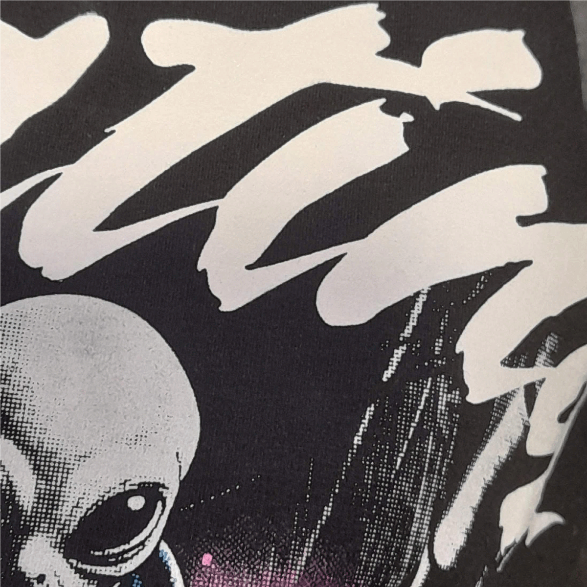 Detalle de serigrafía en alta definición sobre camiseta blanca oversized Skating in the Sapace