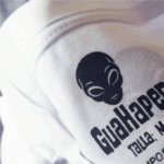 Camiseta oversized blanca con diseño de alien y texto Stranger Shadows.