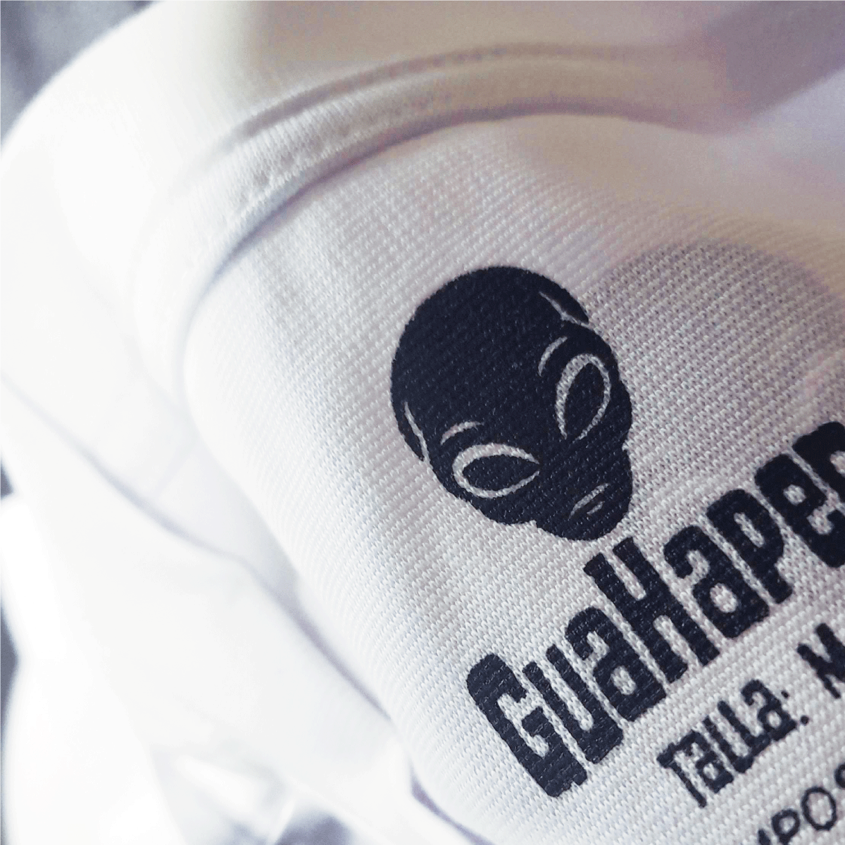 Camiseta oversized blanca con diseño de alien y texto Stranger Shadows.