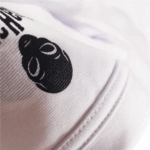 Camiseta oversized blanca con diseño de alien haciendo skate y texto Skating in the Space.