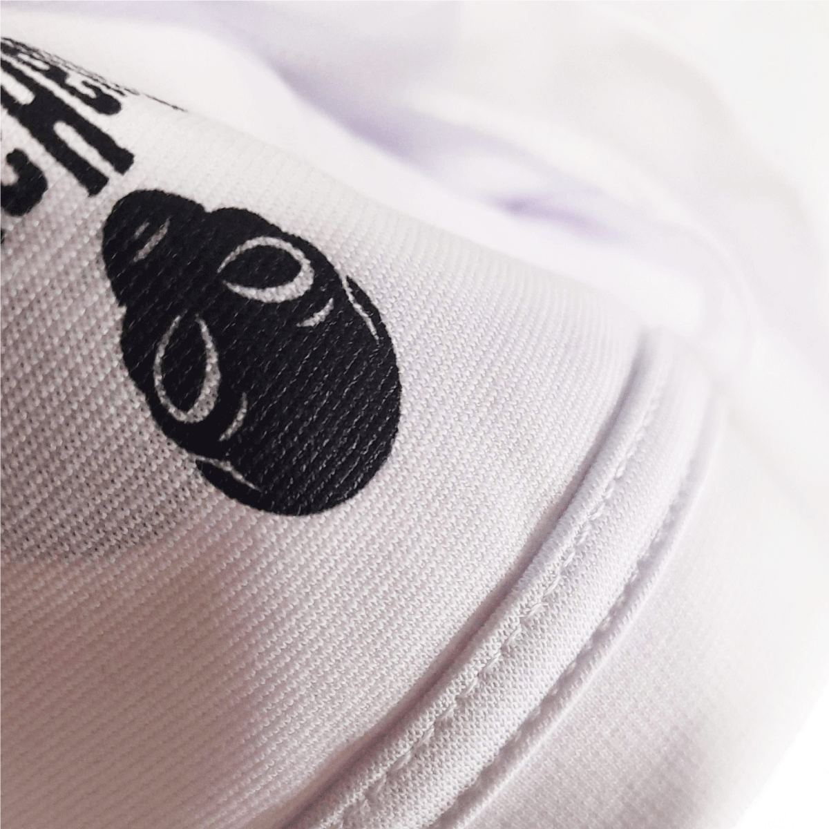 Camiseta oversized blanca con diseño de alien haciendo skate y texto Skating in the Space.