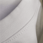 Camiseta oversized blanca con diseño de alien haciendo skate y texto Skating in the Space.