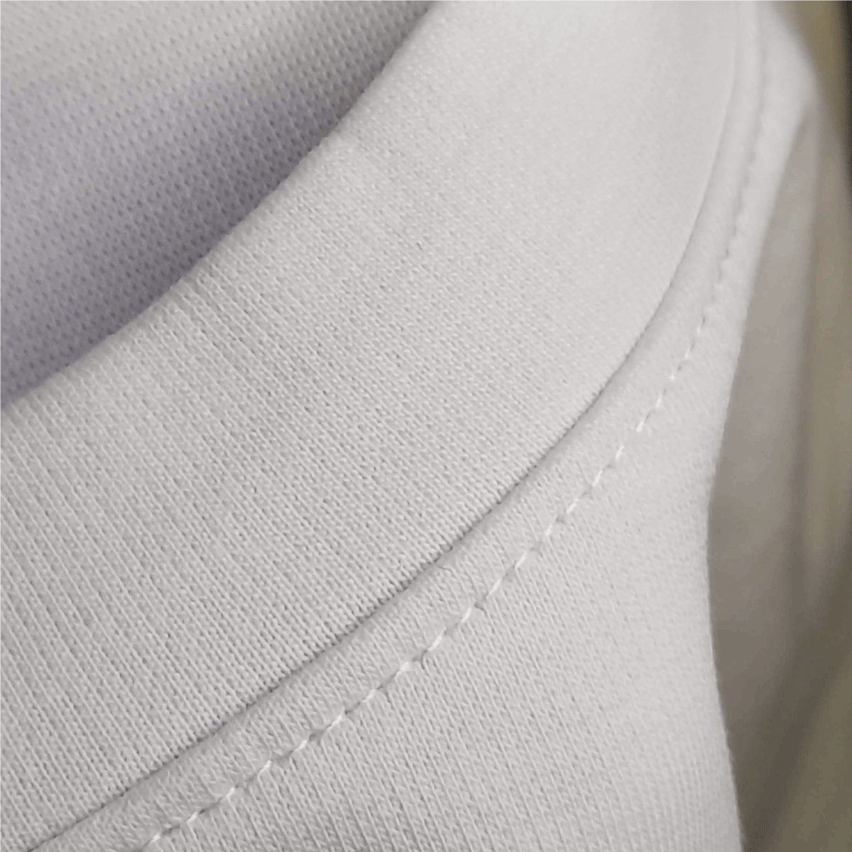 Camiseta oversized blanca con diseño de alien haciendo skate y texto Skating in the Space.