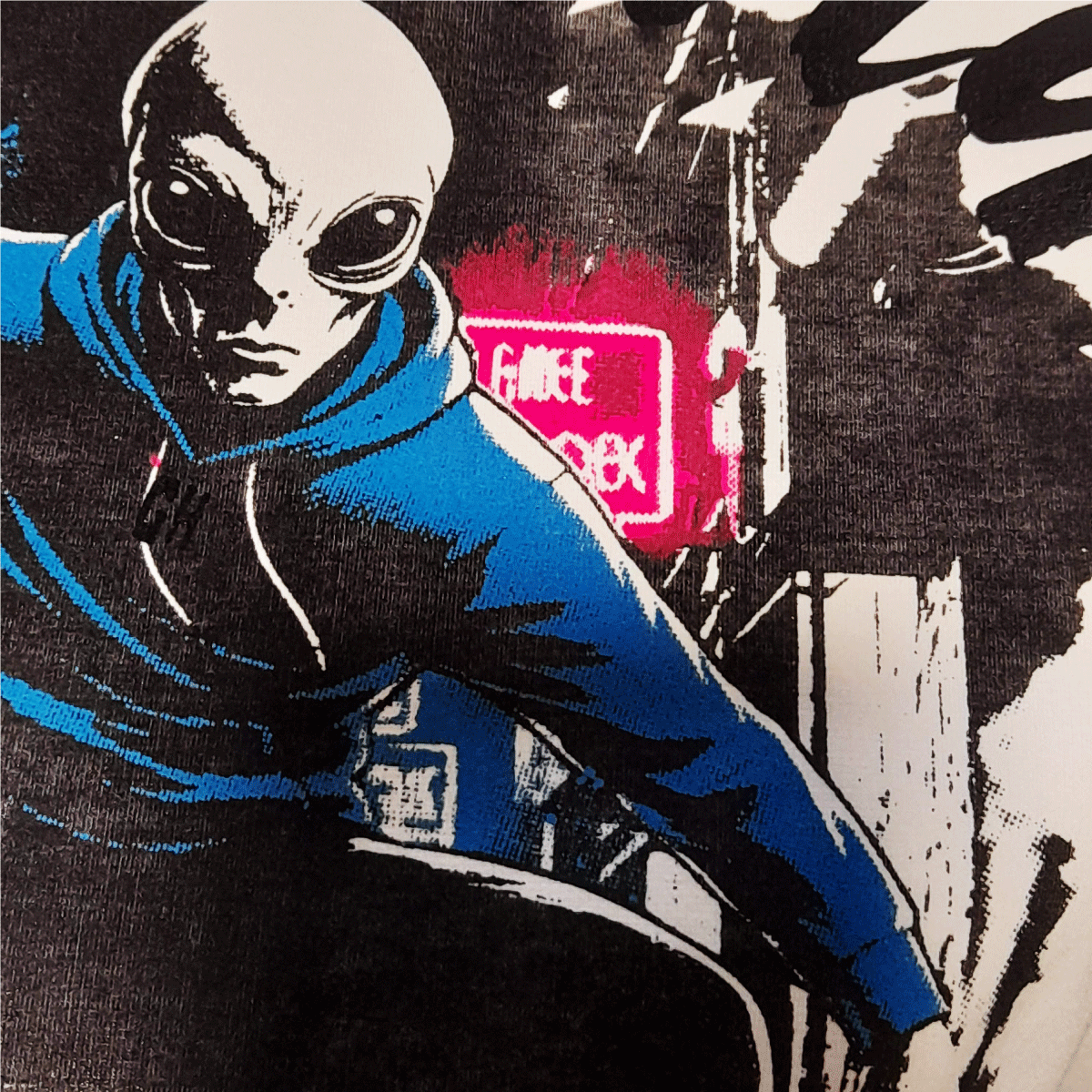 Camiseta oversized blanca con diseño de alien haciendo skate y texto Skating in the Space.