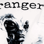 Camiseta oversized blanca con diseño de alien y texto Stranger Shadows.