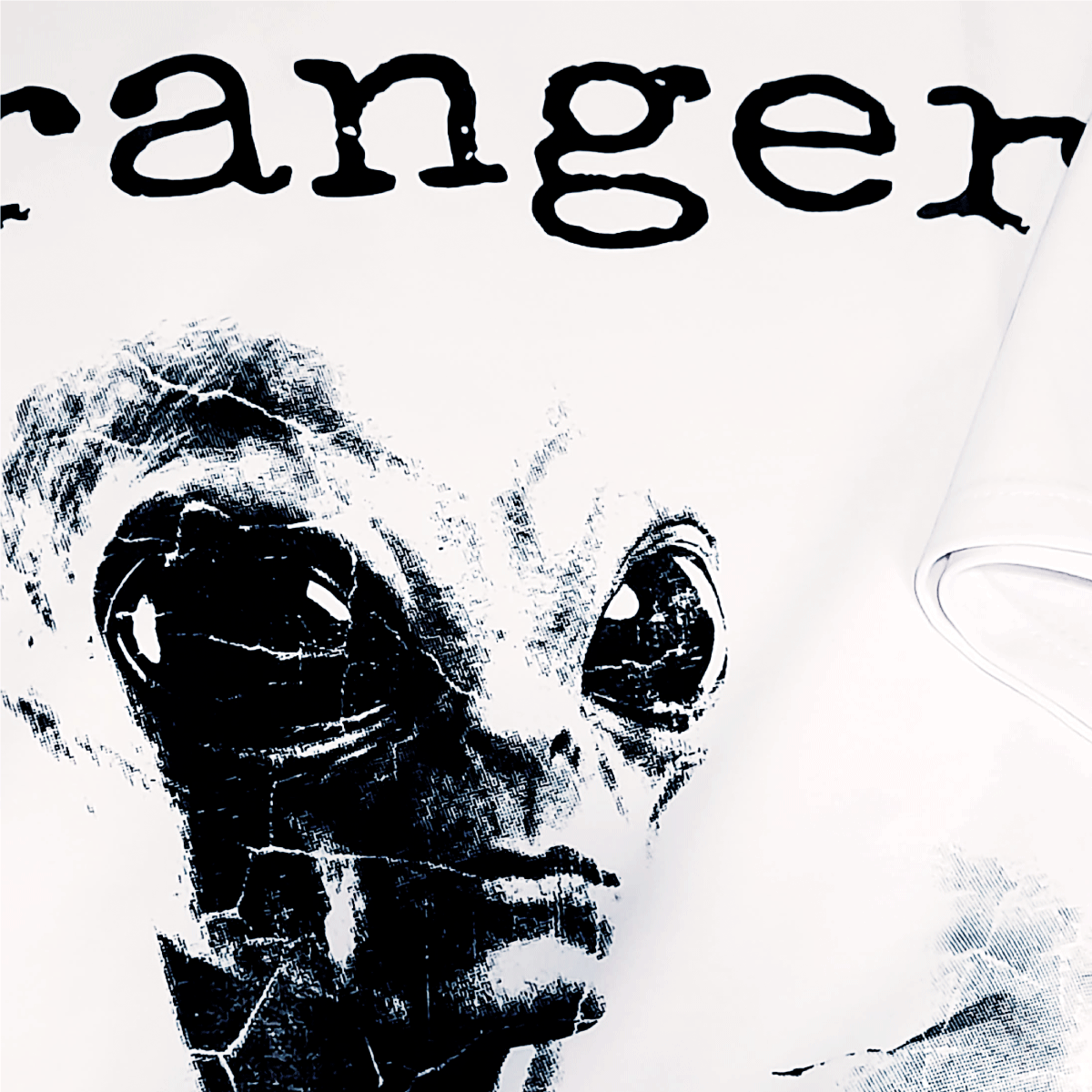 Camiseta oversized blanca con diseño de alien y texto Stranger Shadows.