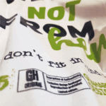 Detalle de serigrafía en alta definición sobre camiseta blanca oversized We are not from here