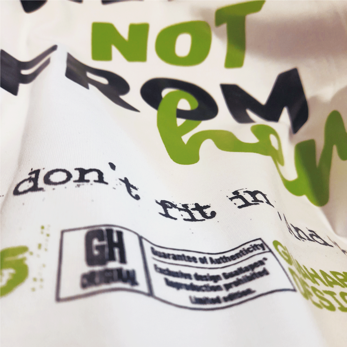 Detalle de serigrafía en alta definición sobre camiseta blanca oversized We are not from here