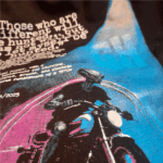 Camiseta oversized negra con diseño de alien cacería neón.