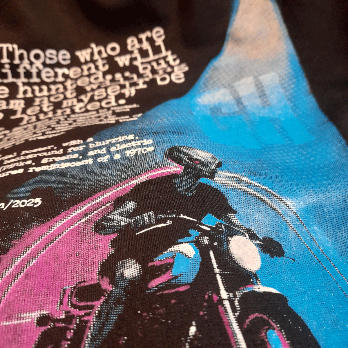 Camiseta oversized negra con diseño de alien cacería neón.