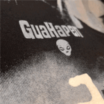 Detalle de serigrafía en alta definición sobre camiseta negra oversized Stranger shadows