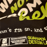 Detalle de serigrafía en alta definición sobre camiseta negra oversized We are not from here