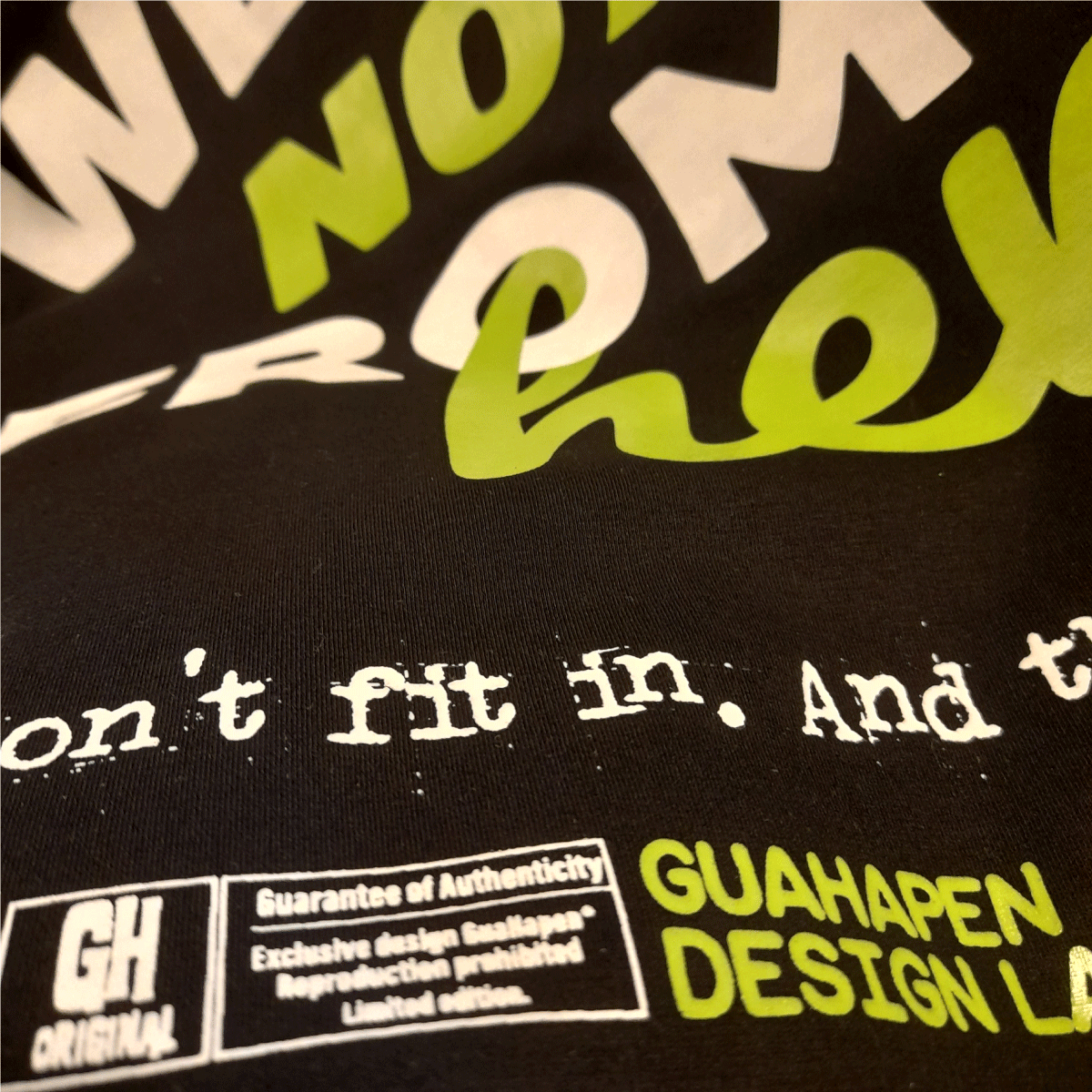 Detalle de serigrafía en alta definición sobre camiseta negra oversized We are not from here