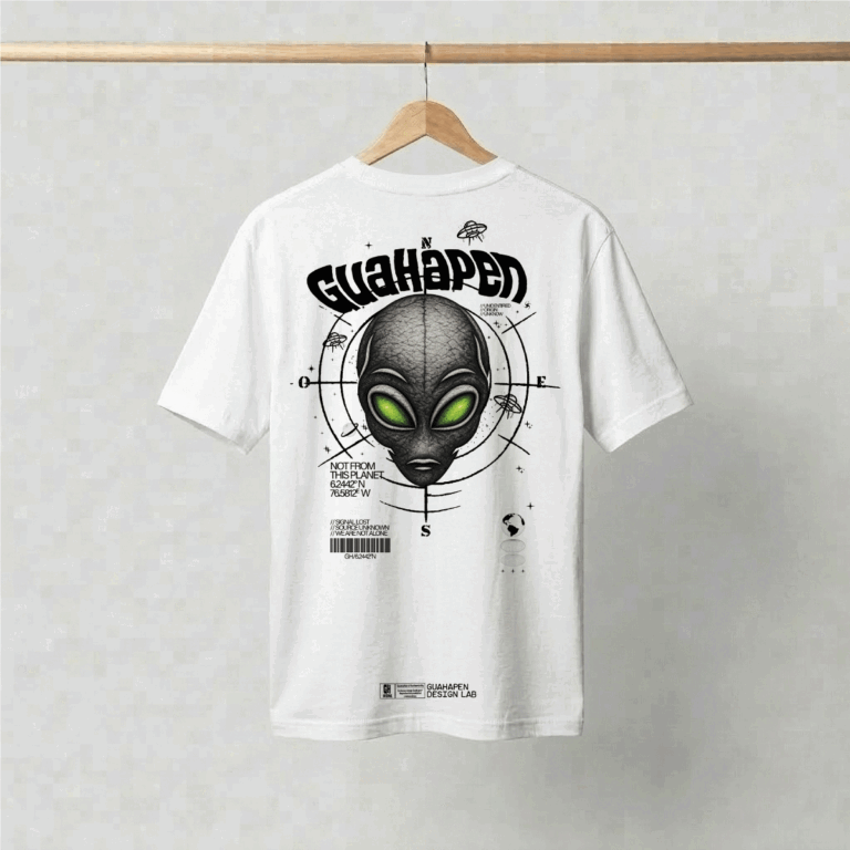 Camiseta oversized blanca GuaHapen vista frontal y trasera con ilustración de alien y coordenadas
